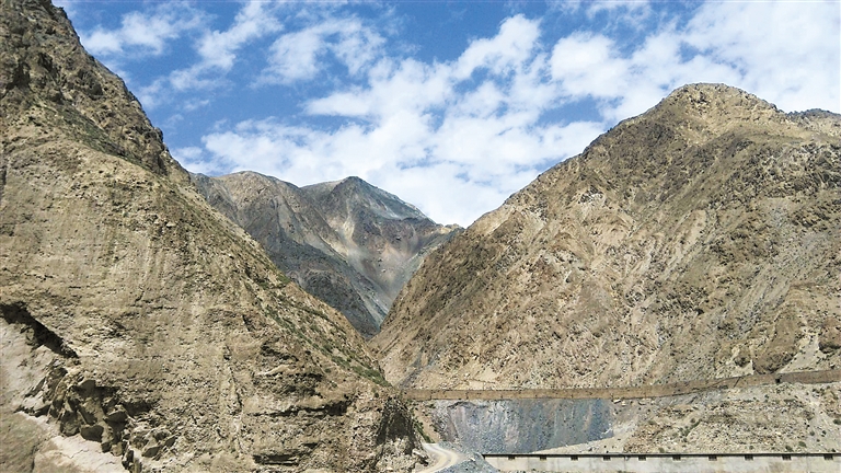 中國(guó)有座鏡鐵山