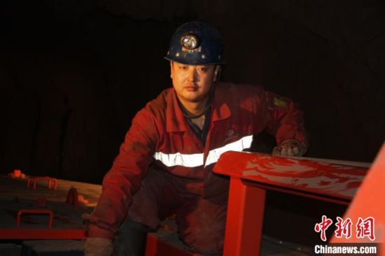 鏡鐵山礦位于祁連山南山山脈中段，是一個高海拔、高山型井下礦山，空氣稀薄，自然條件惡劣。圖為謝生瑞在礦區(qū)。(資料圖)受訪者供圖